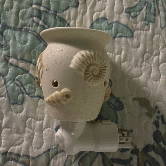 Scentsy Coastal Seashell plug in Night Light wax warmer - Picture 3 of 3